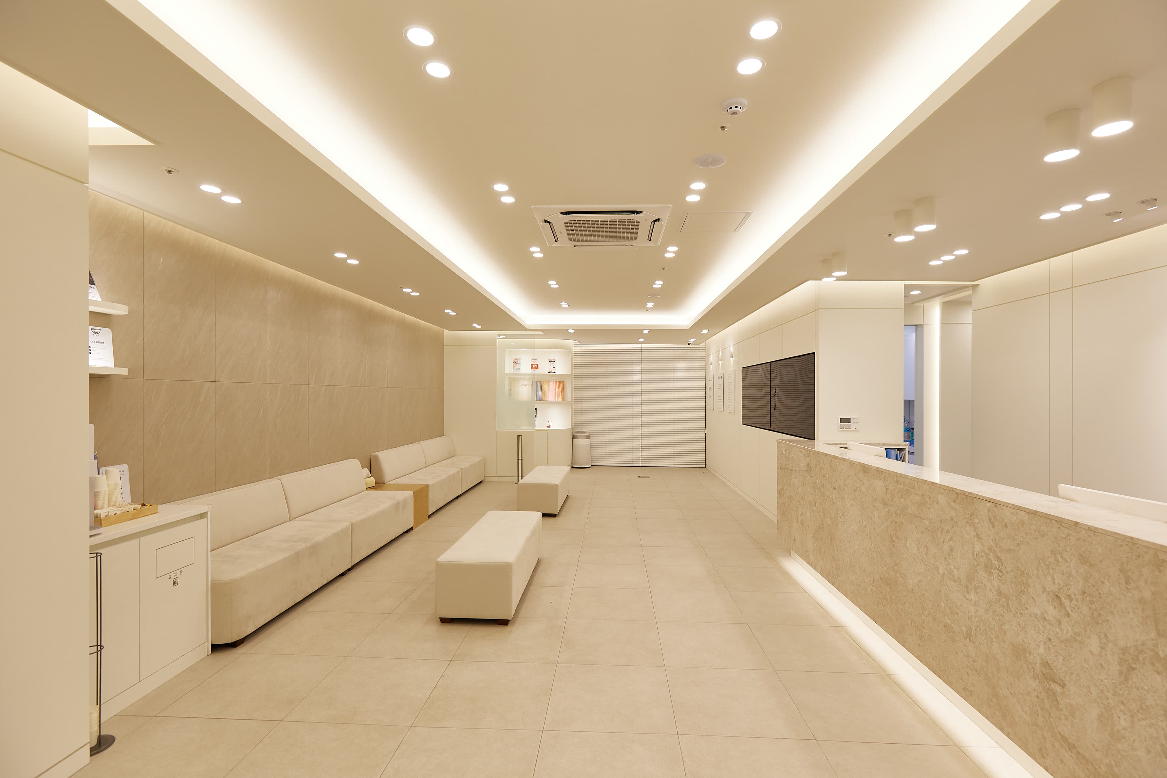 고덕퍼스트치과 로비