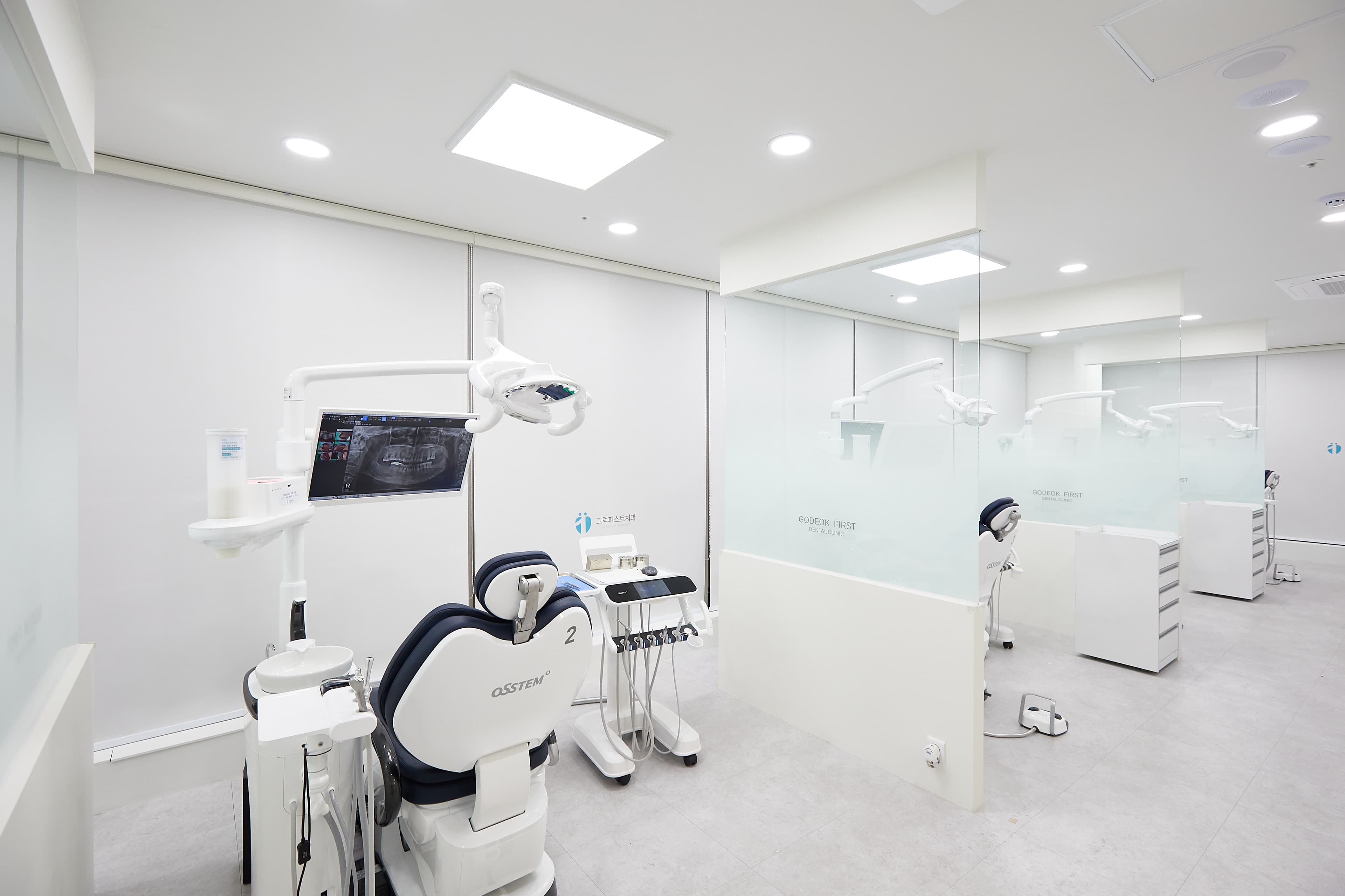 디지털 스캐너와 X-ray 모니터가 갖춰진 진료실